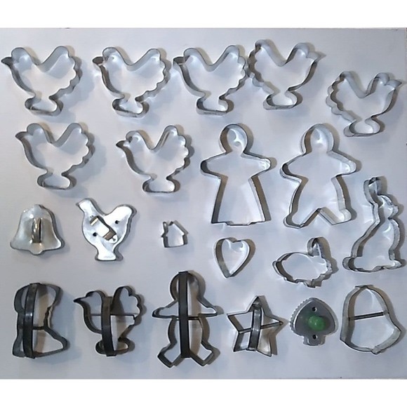 Lot Of 21 VTG Aluminum/Tin Cookie Cutters Some With Handles Christmas, Holidays - Picture 1 of 9